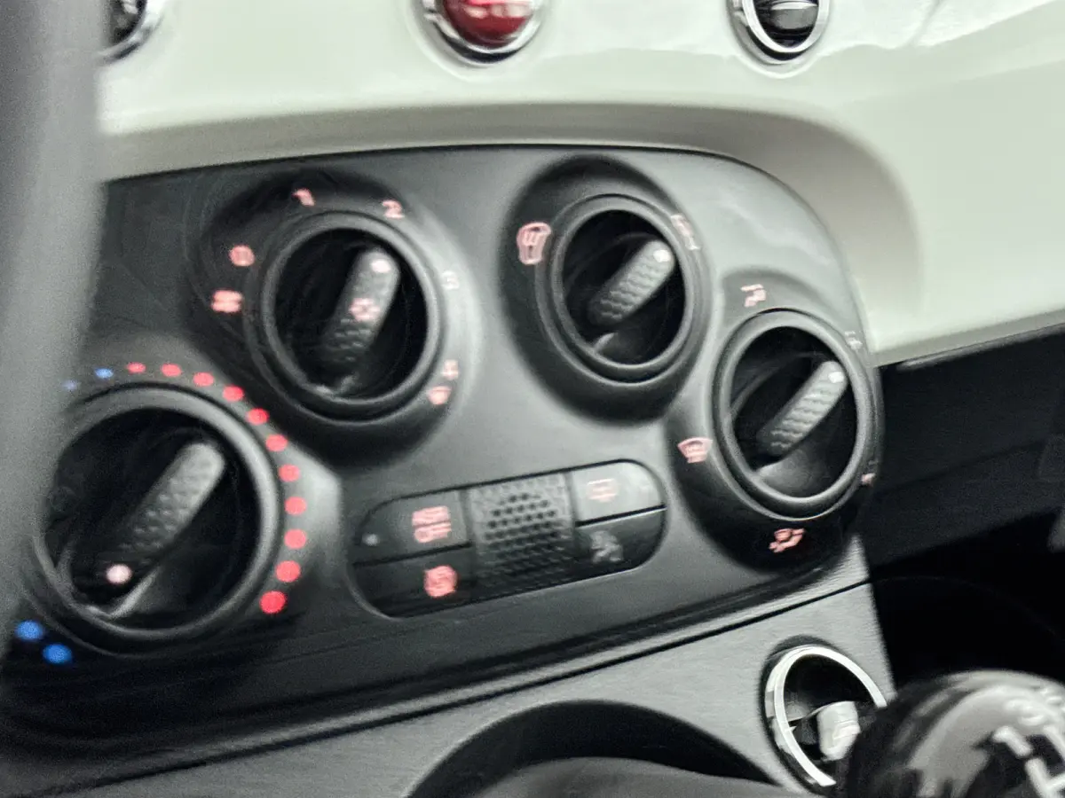 1.0 Hybrid Dolcevita | 15" | Panoramadak | Carplay | Cruise Control | PDC Achter | Climate Control