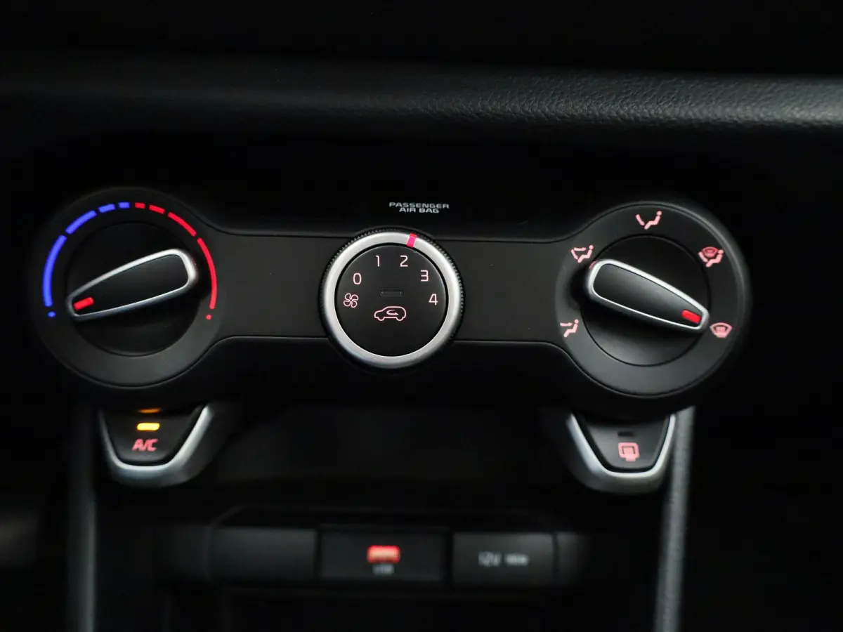 1.0 DPi ComfortLine | APPLE CARPLAY | CRUISE CONTROL | AIRCO | BLUETOOTH | MULTIFUNCTIONEEL STUURWIEL | RADIO | BANDENSPANNINGSENSOREN | 5-DEURS | CENTRALE DEURVERGRENDELING |