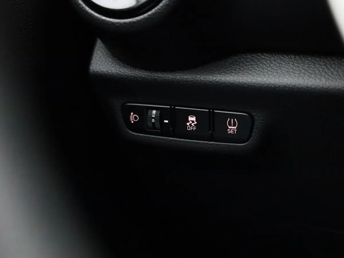 1.0 DPi ComfortLine | APPLE CARPLAY | CRUISE CONTROL | AIRCO | BLUETOOTH | MULTIFUNCTIONEEL STUURWIEL | RADIO | BANDENSPANNINGSENSOREN | 5-DEURS | CENTRALE DEURVERGRENDELING |