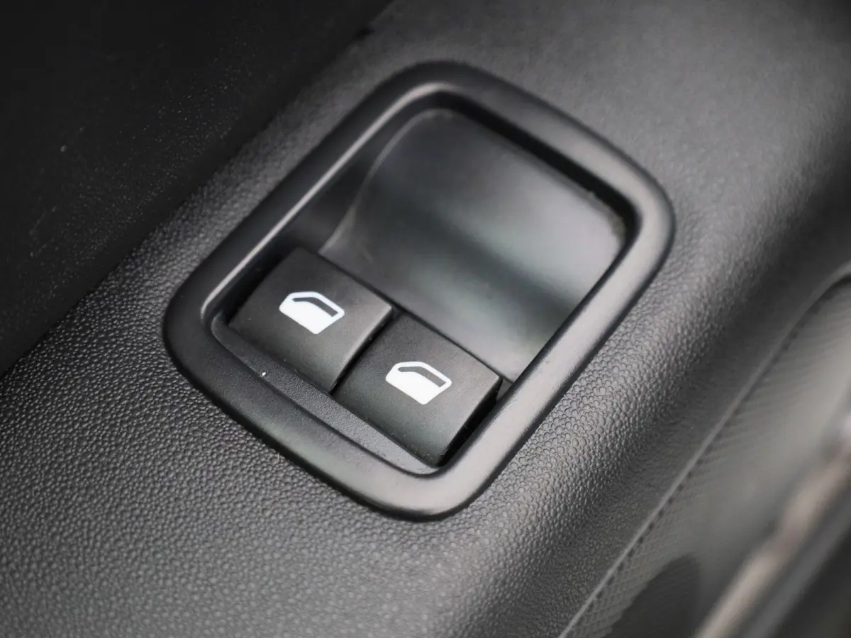 1.2 PureTech Feel | APPLE CARPLAY - ANDROID AUTO | CRUISE CONTROL | AIRCO | LED | PARKEERSENSOREN | NAVIGATIE | DAB RADIO |