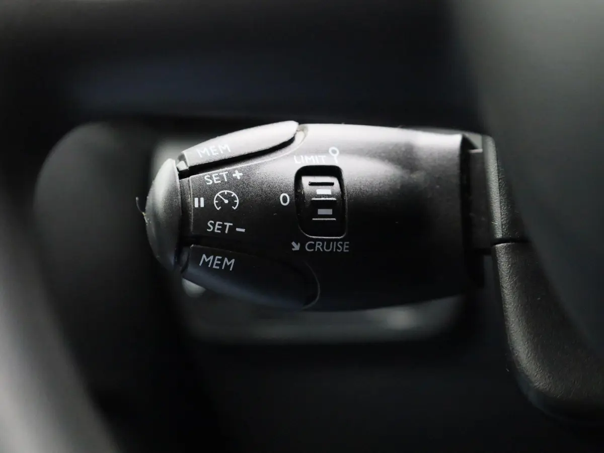 1.2 PureTech Feel | APPLE CARPLAY - ANDROID AUTO | CRUISE CONTROL | AIRCO | LED | PARKEERSENSOREN | NAVIGATIE | DAB RADIO |