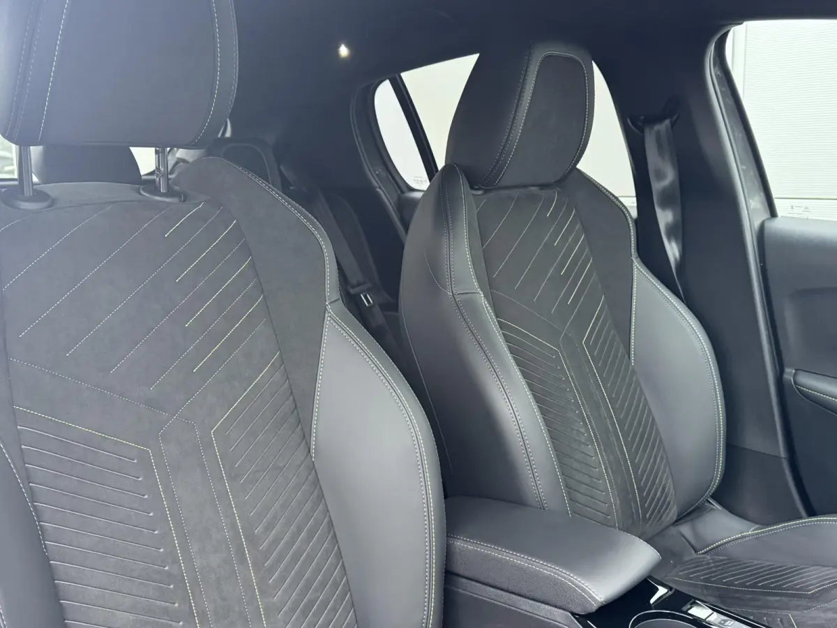 1.2 Hybrid 145 e-DCS6 GT | Alcantara bekleding | Elektrisch verstelbare stoelen | Stoelverwarming/Stoelmassage | Camera | Adaptieve Cruise Control