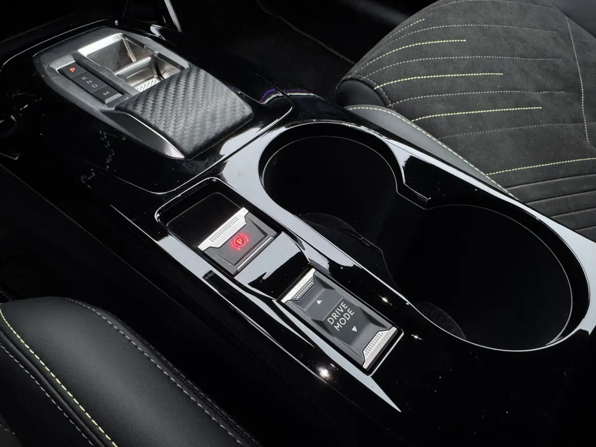 1.2 Hybrid 145 e-DCS6 GT | Alcantara bekleding | Elektrisch verstelbare stoelen | Stoelverwarming/Stoelmassage | Camera | Adaptieve Cruise Control