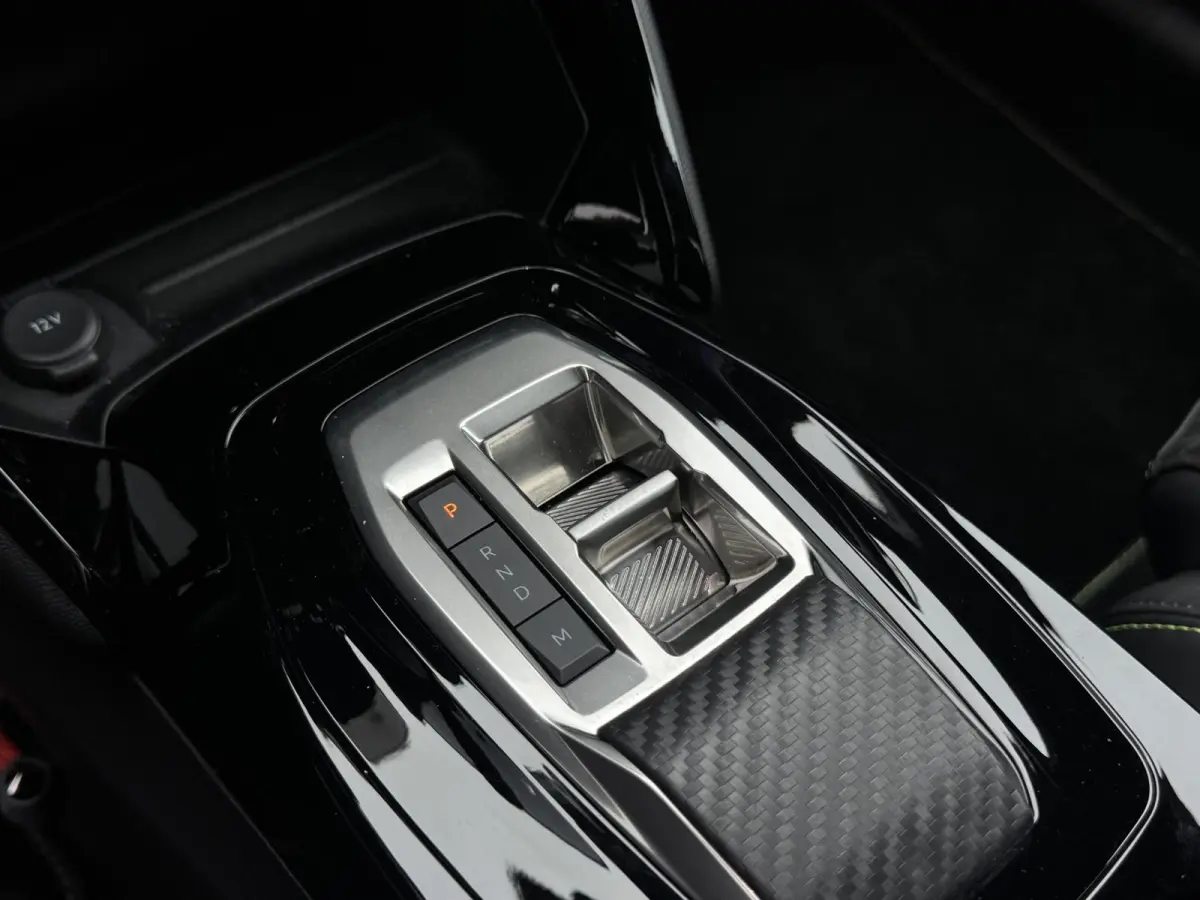 1.2 Hybrid 145 e-DCS6 GT | Alcantara bekleding | Elektrisch verstelbare stoelen | Stoelverwarming/Stoelmassage | Camera | Adaptieve Cruise Control