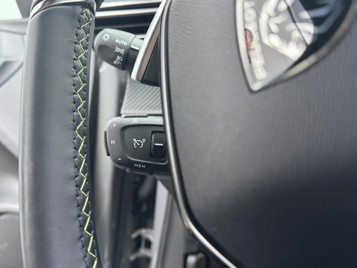 1.2 Hybrid 145 e-DCS6 GT | Alcantara bekleding | Elektrisch verstelbare stoelen | Stoelverwarming/Stoelmassage | Camera | Adaptieve Cruise Control