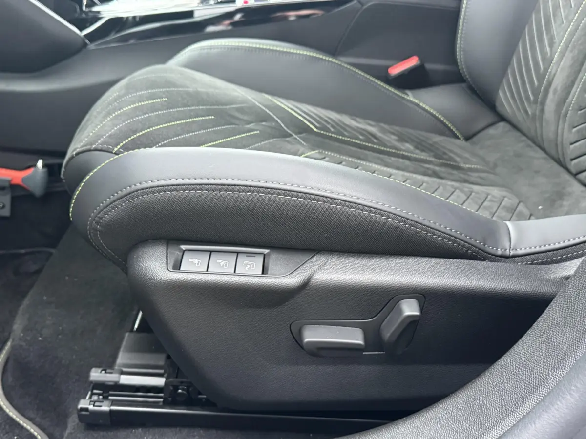 1.2 Hybrid 145 e-DCS6 GT | Alcantara bekleding | Elektrisch verstelbare stoelen | Stoelverwarming/Stoelmassage | Camera | Adaptieve Cruise Control