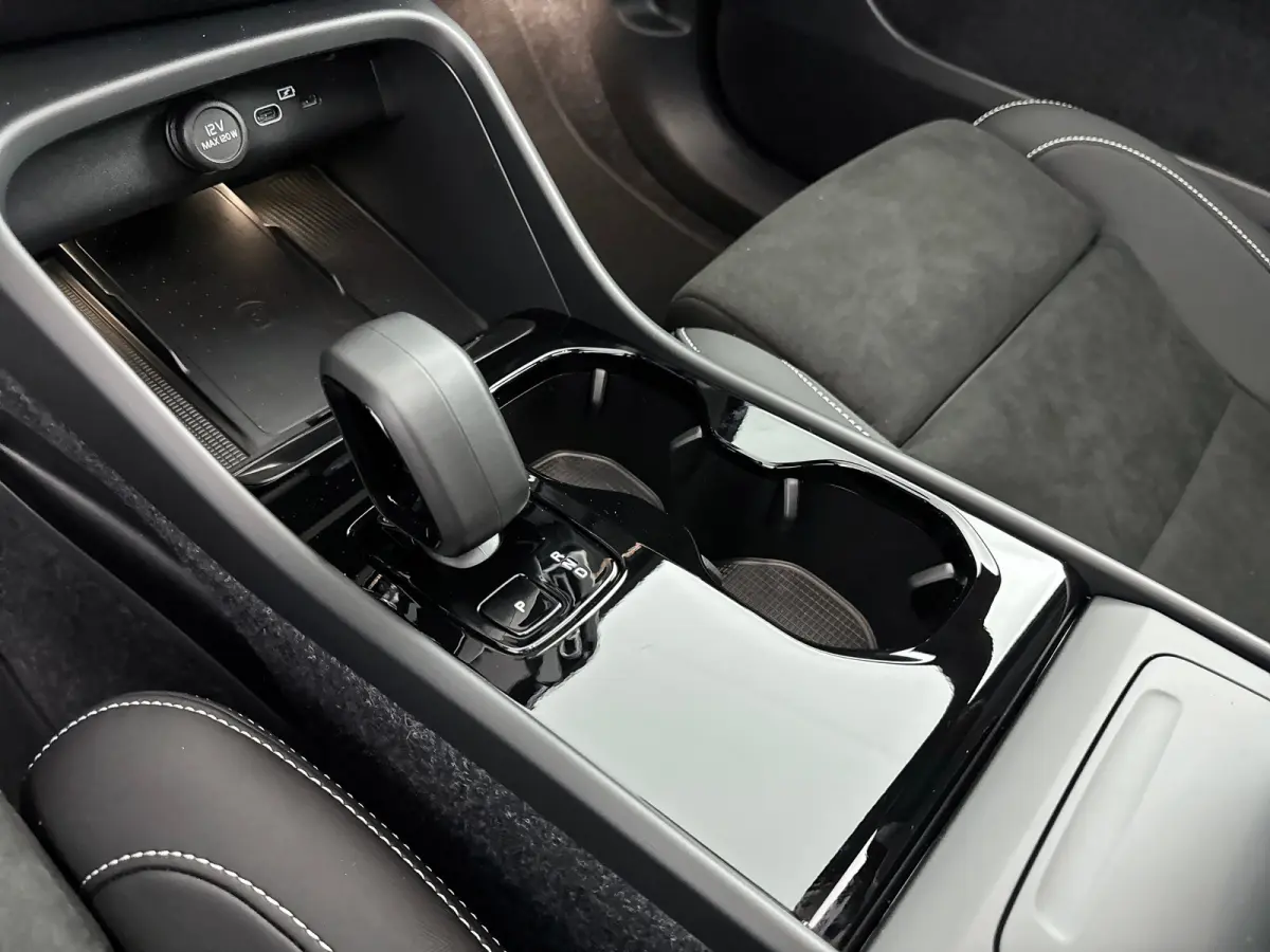 Single Motor 82kWh Ultra Europa | 19" Allseason | Getint Glas | Panoramadak | Elektr. verst. Stoelen | 360 Camera | Harman Kardon | Warmtepomp