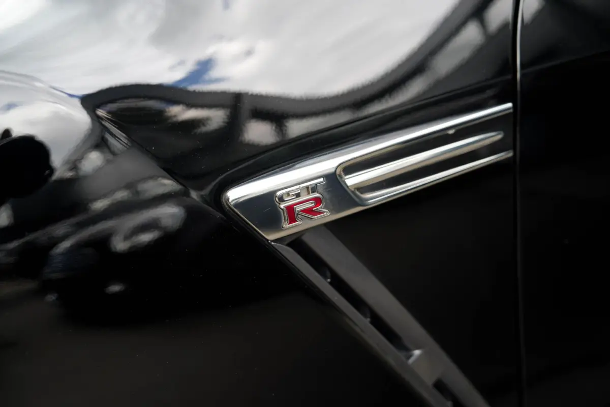 3.8 V6 Black