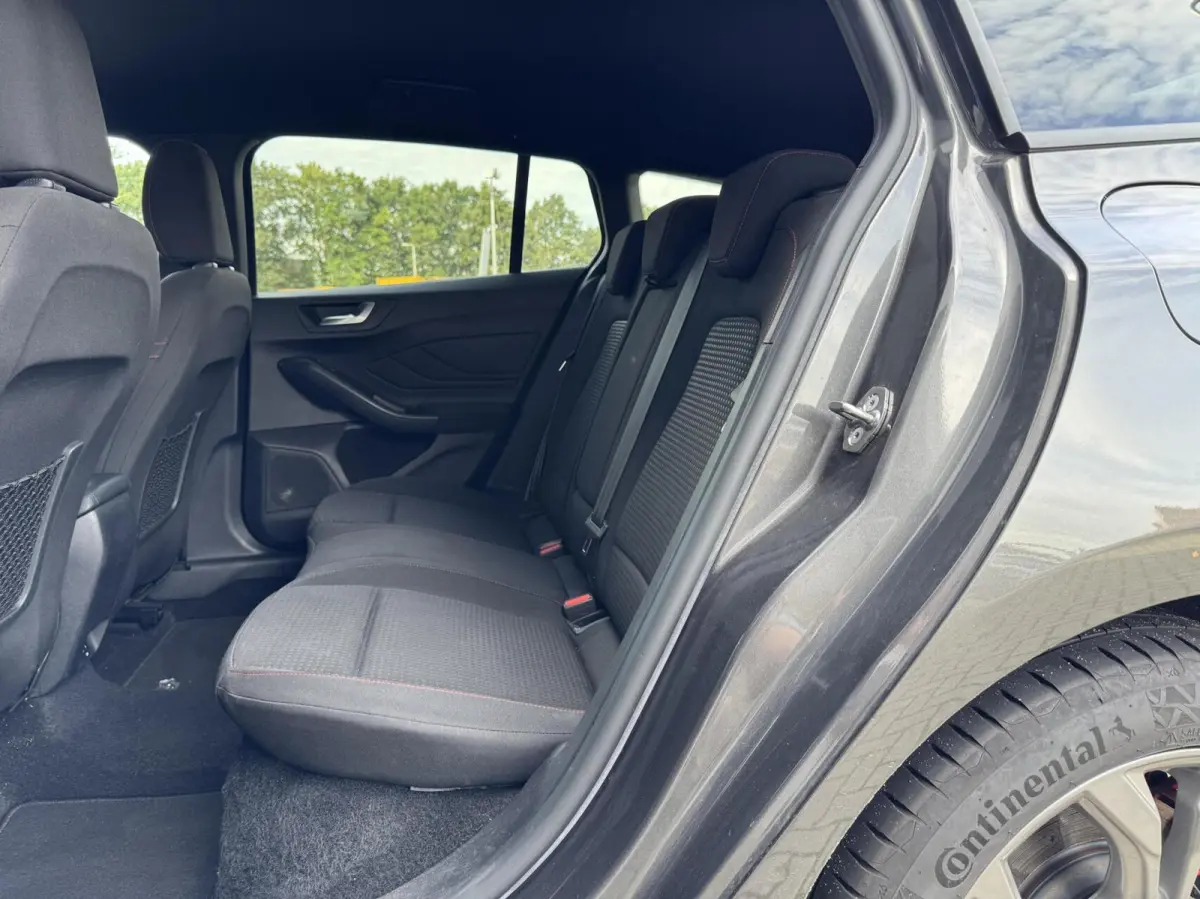 1.0 EcoBoost Hybrid ST Line Style | Carplay | Camera | Cruise | LED | DAB | Stoelverwarming | Sensoren