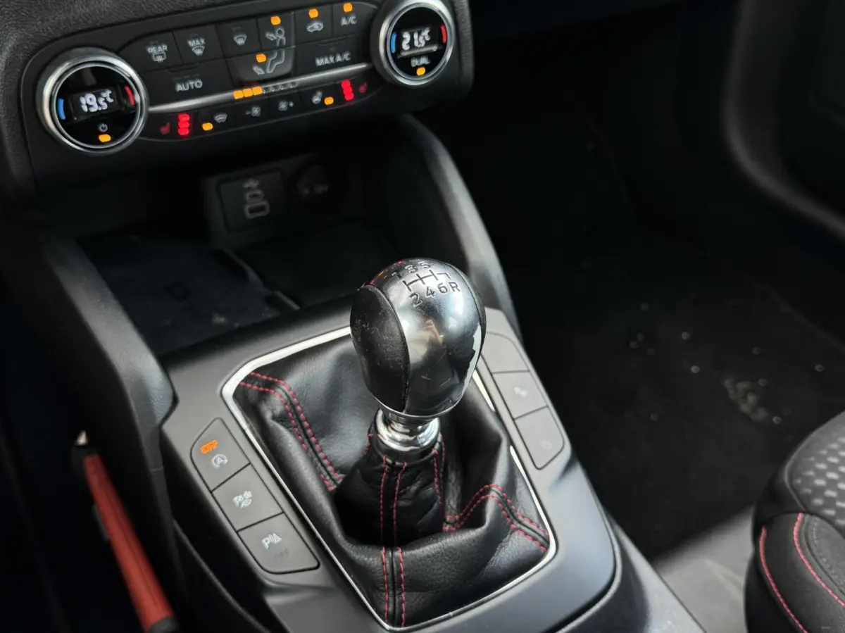 1.0 EcoBoost Hybrid ST Line Style | Carplay | Camera | Cruise | LED | DAB | Stoelverwarming | Sensoren