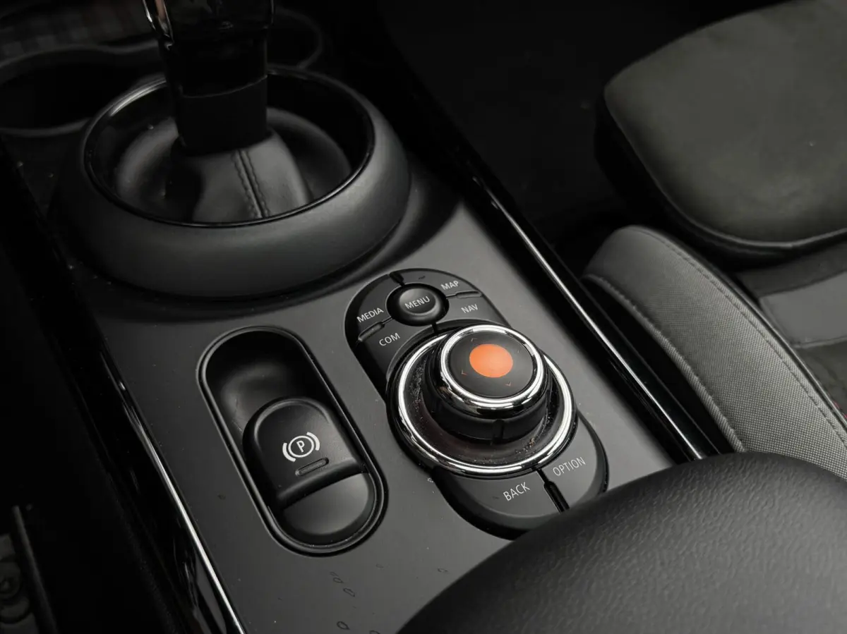 2.0 Cooper S ALL4 Chili Automaat | Panorama | Alcantara/Leder | Carplay | Head-up | LED | DAB | Sensoren