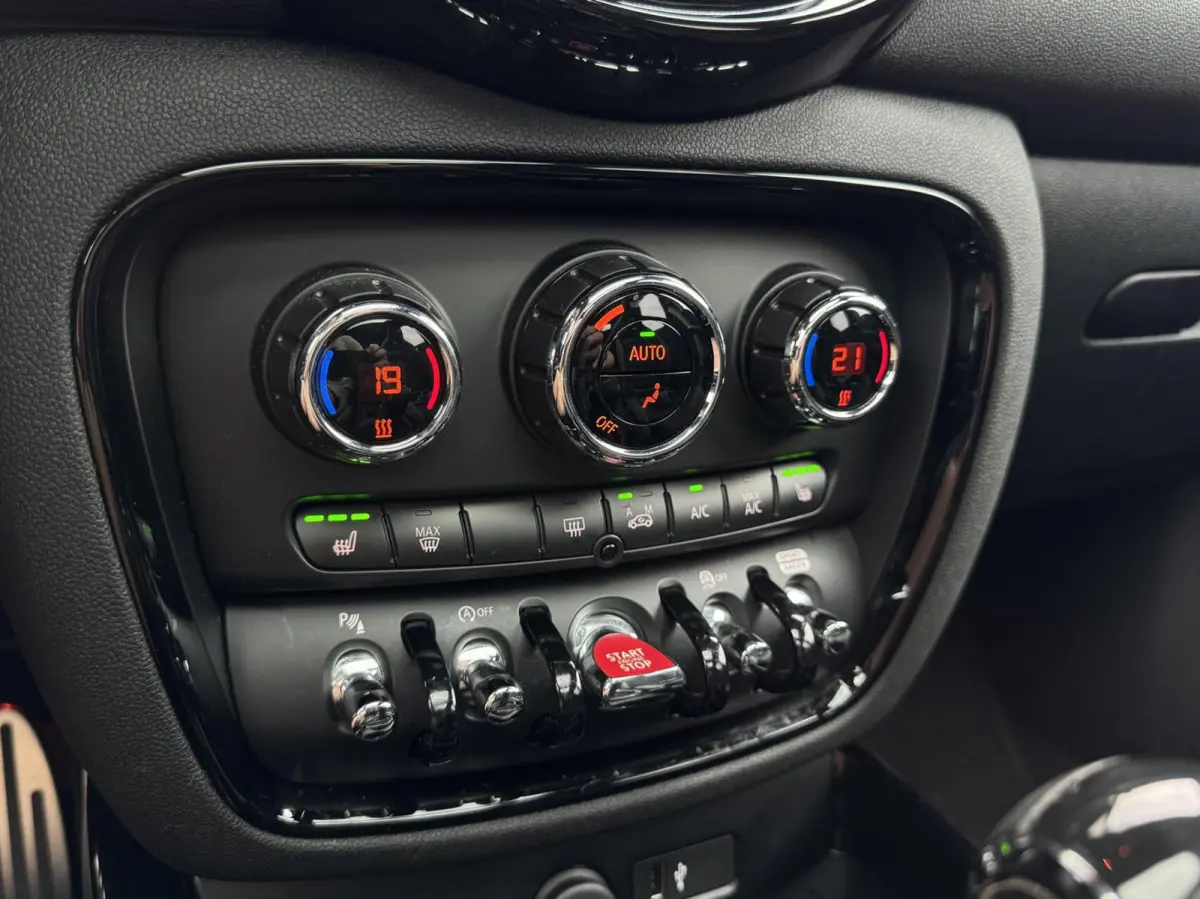 2.0 Cooper S ALL4 Chili Automaat | Panorama | Alcantara/Leder | Carplay | Head-up | LED | DAB | Sensoren