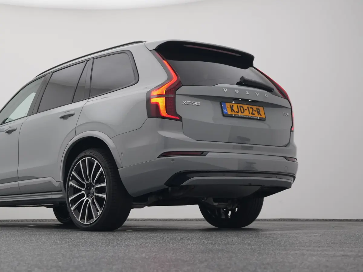 2.0 T8 Plug-in hybrid AWD Ultra Dark 7-Pers. | PANO | 360° | B&W | HUD | ADAPTIVE | MEMORY | LUCHTVERING | STOEL- EN STUURVERW. | STOELVENT. | TREKHAAK