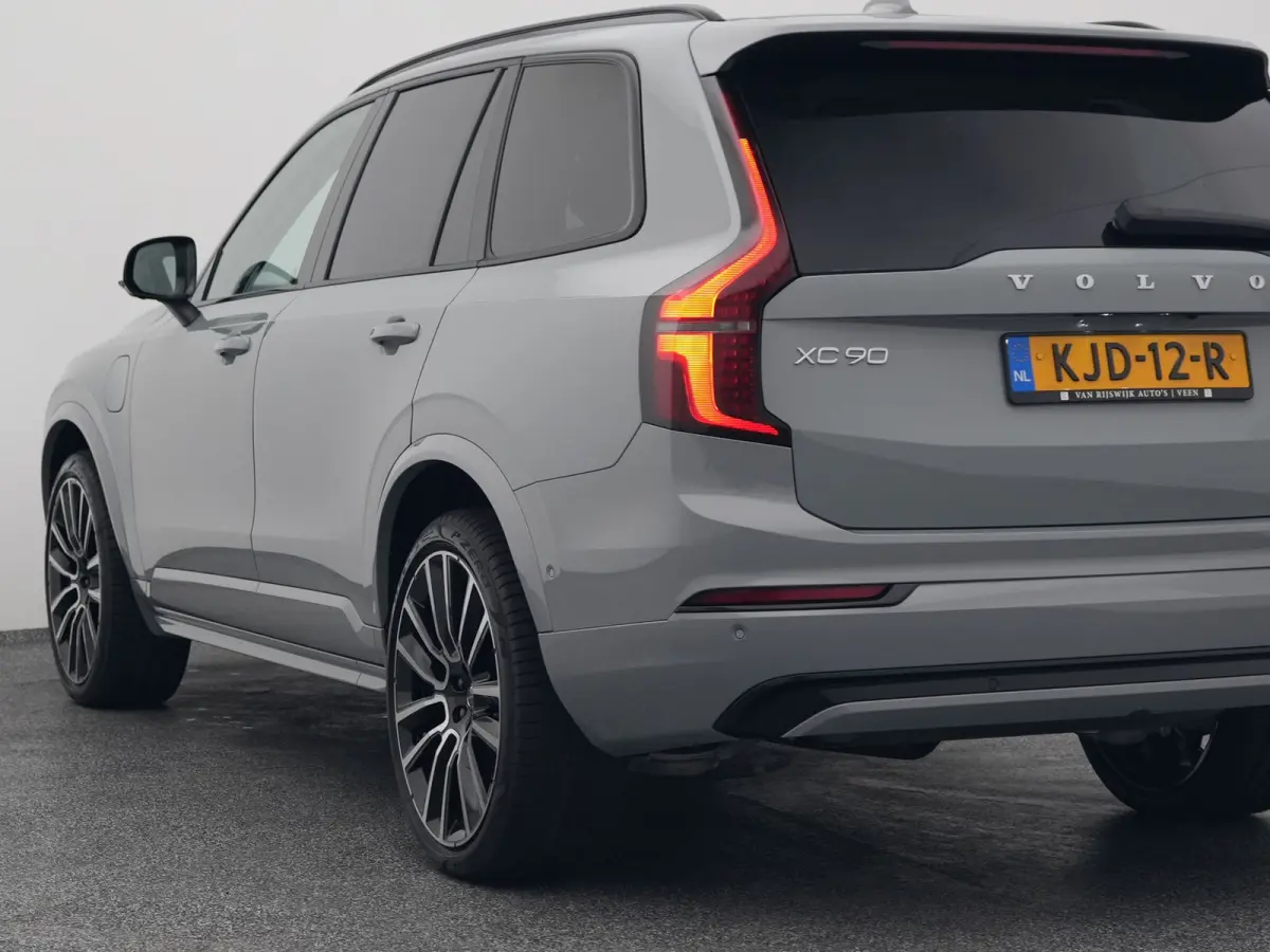 2.0 T8 Plug-in hybrid AWD Ultra Dark 7-Pers. | PANO | 360° | B&W | HUD | ADAPTIVE | MEMORY | LUCHTVERING | STOEL- EN STUURVERW. | STOELVENT. | TREKHAAK