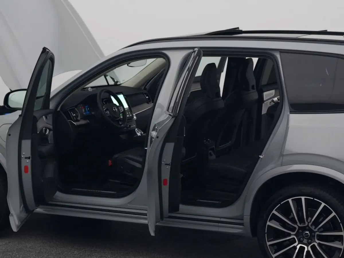 2.0 T8 Plug-in hybrid AWD Ultra Dark 7-Pers. | PANO | 360° | B&W | HUD | ADAPTIVE | MEMORY | LUCHTVERING | STOEL- EN STUURVERW. | STOELVENT. | TREKHAAK