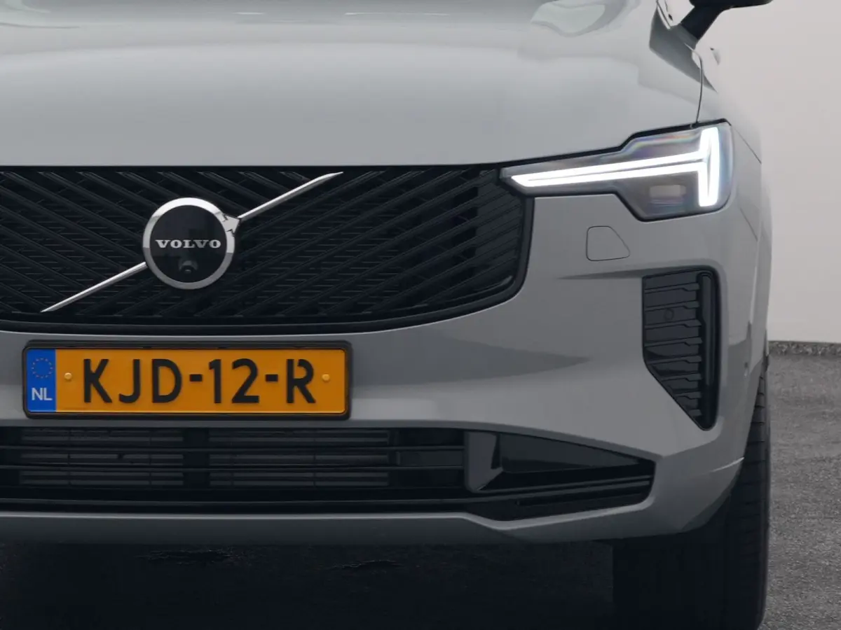 2.0 T8 Plug-in hybrid AWD Ultra Dark 7-Pers. | PANO | 360° | B&W | HUD | ADAPTIVE | MEMORY | LUCHTVERING | STOEL- EN STUURVERW. | STOELVENT. | TREKHAAK
