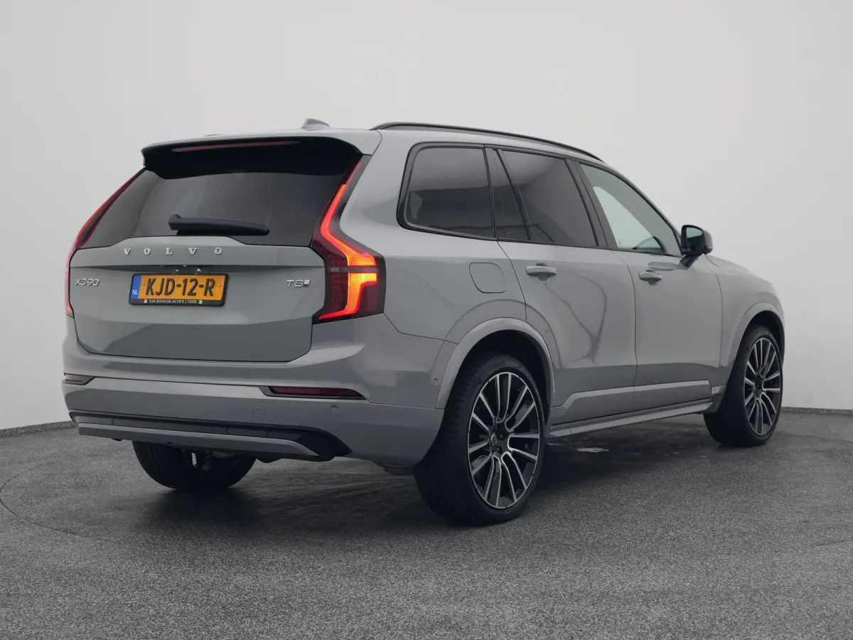 2.0 T8 Plug-in hybrid AWD Ultra Dark | PANO | 360° | B&W | HUD | ADAPTIVE | MEMORY | LUCHTVERING | STOEL- EN STUURVERW. | STOELVENT. | TREKHAAK