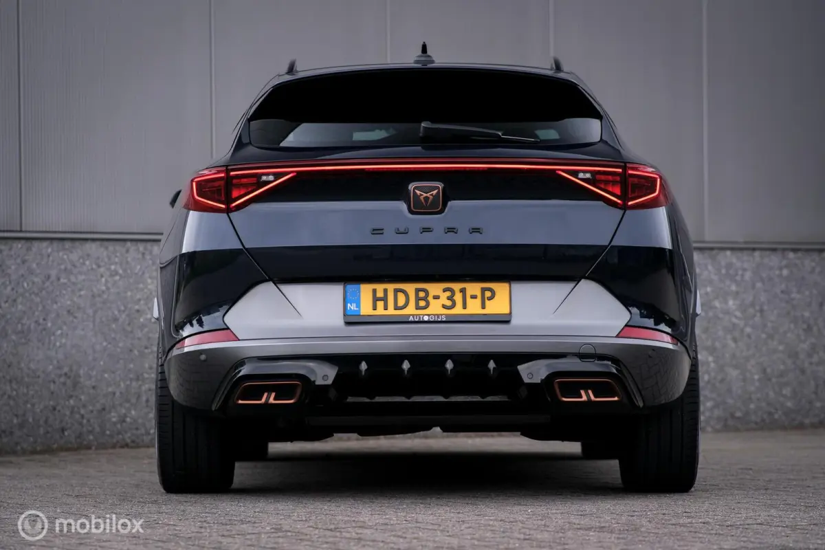 1.4 e-Hybrid VZ Performance | Kuipstoelen | Camera | Asphalt blue | Ambiance light | Adaptive | Verwarmd stuurwiel + stoelen | Virtual cockpit |
