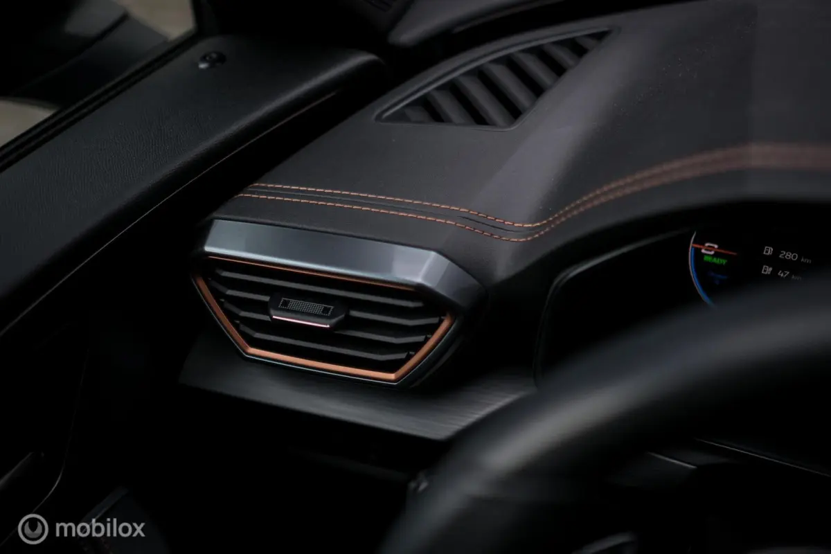 1.4 e-Hybrid VZ Performance | Kuipstoelen | Camera | Asphalt blue | Ambiance light | Adaptive | Verwarmd stuurwiel + stoelen | Virtual cockpit |