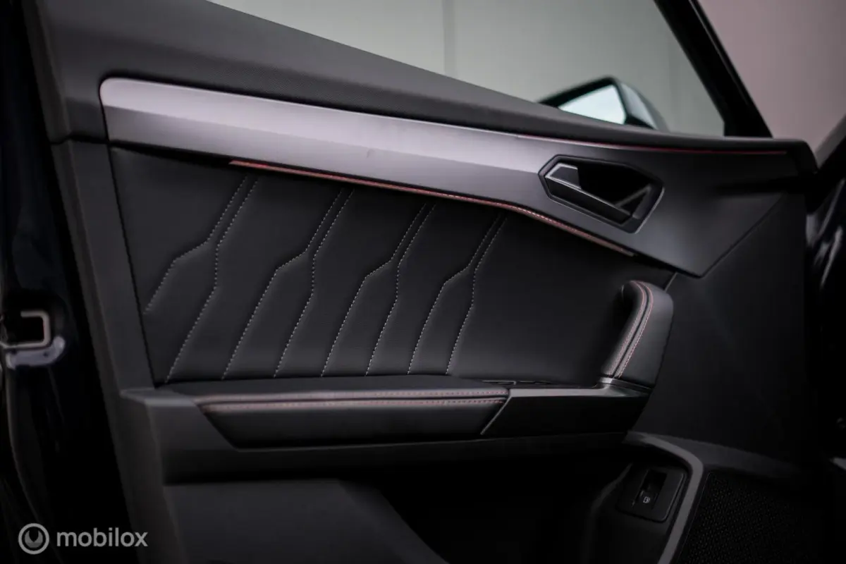 1.4 e-Hybrid VZ Performance | Kuipstoelen | Camera | Asphalt blue | Ambiance light | Adaptive | Verwarmd stuurwiel + stoelen | Virtual cockpit |