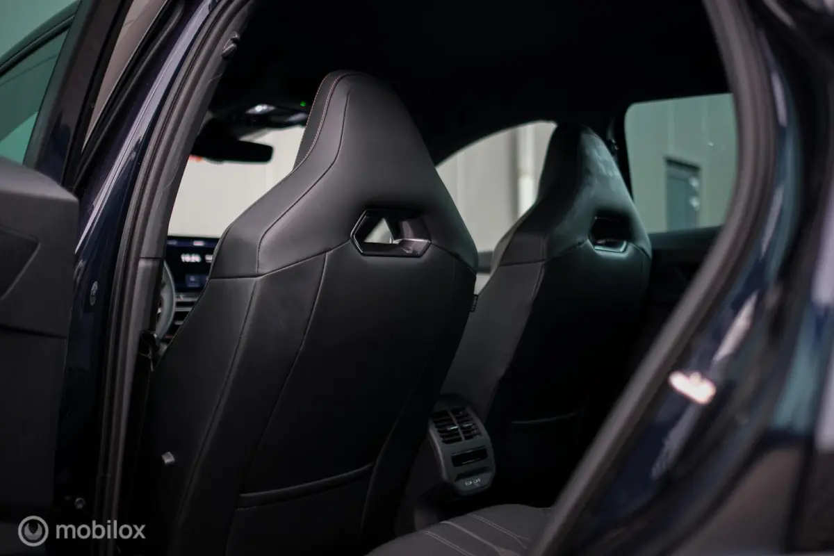 1.4 e-Hybrid VZ Performance | Kuipstoelen | Camera | Asphalt blue | Ambiance light | Adaptive | Verwarmd stuurwiel + stoelen | Virtual cockpit |