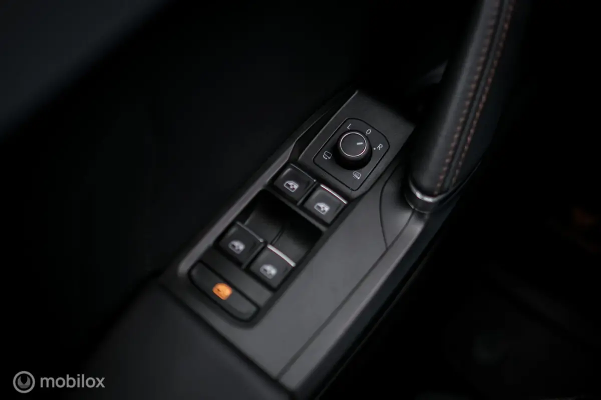 1.4 e-Hybrid VZ Performance | Kuipstoelen | Camera | Asphalt blue | Ambiance light | Adaptive | Verwarmd stuurwiel + stoelen | Virtual cockpit |