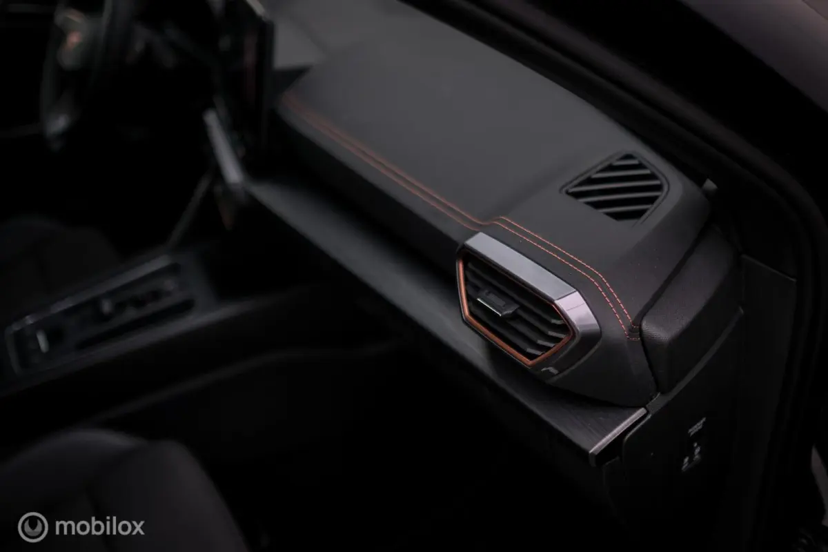 1.4 e-Hybrid VZ Performance | Kuipstoelen | Camera | Asphalt blue | Ambiance light | Adaptive | Verwarmd stuurwiel + stoelen | Virtual cockpit |