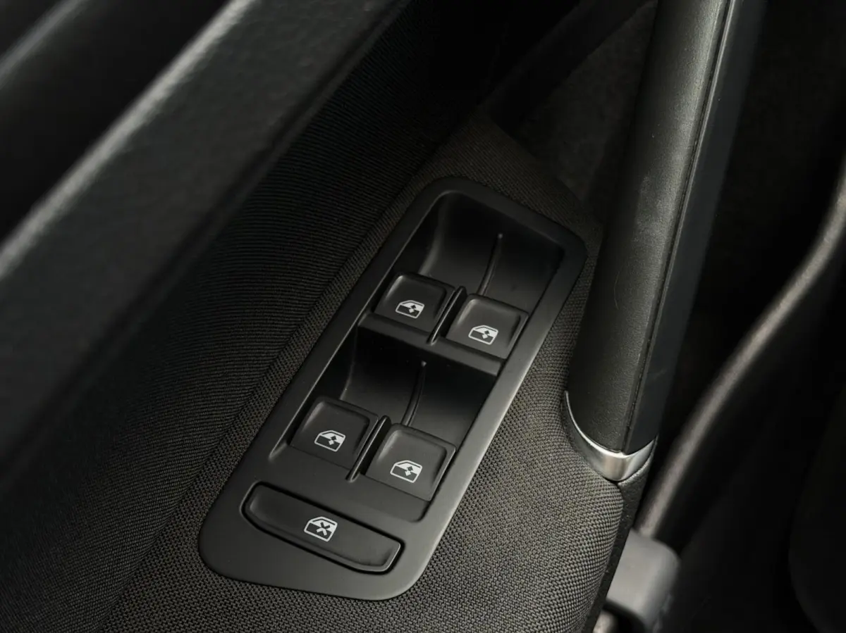 - 1.0 TSI Comfortline Business ADAPT.CRUISE | CARPLAY | STOELVERW | NAV | PDC | DAB