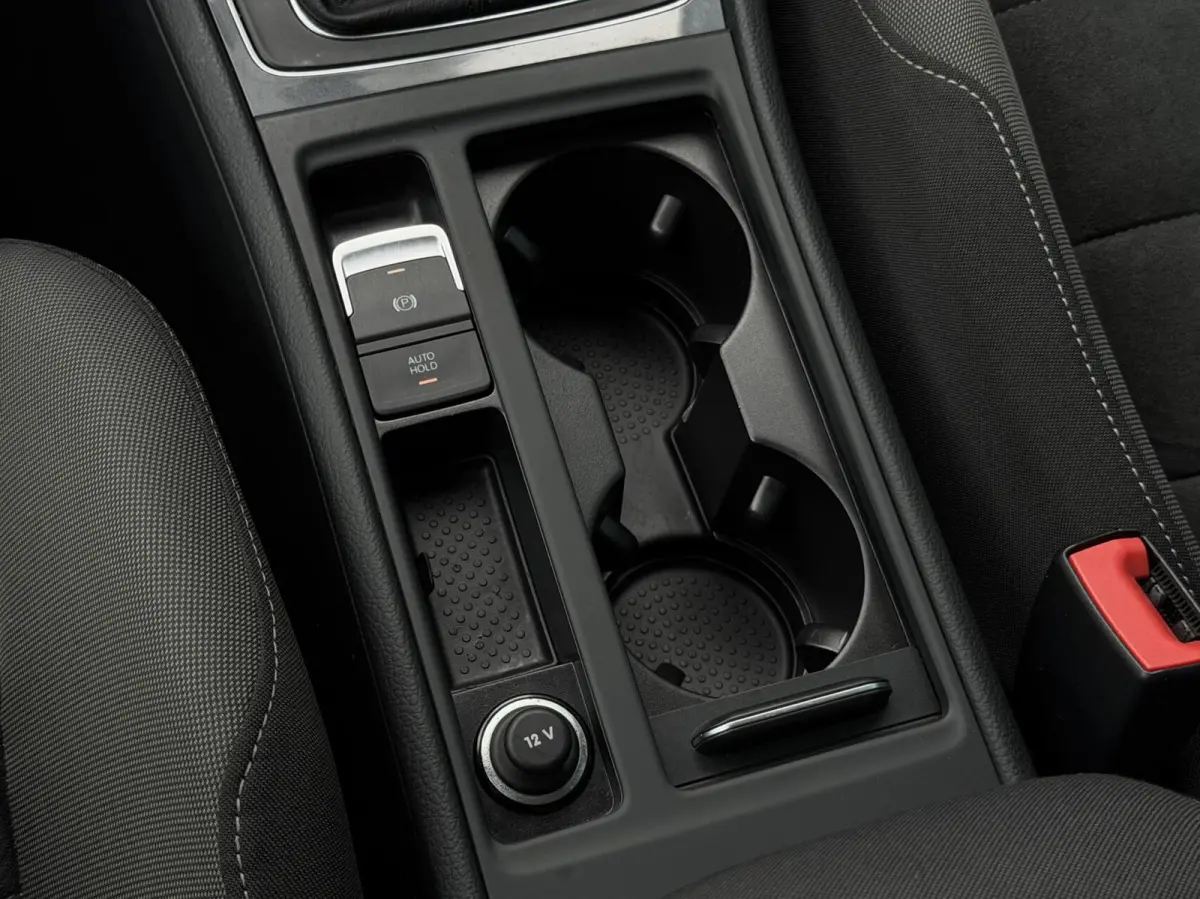 - 1.0 TSI Comfortline Business ADAPT.CRUISE | CARPLAY | STOELVERW | NAV | PDC | DAB