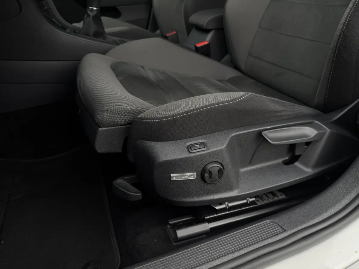 - 1.0 TSI Comfortline Business ADAPT.CRUISE | CARPLAY | STOELVERW | NAV | PDC | DAB