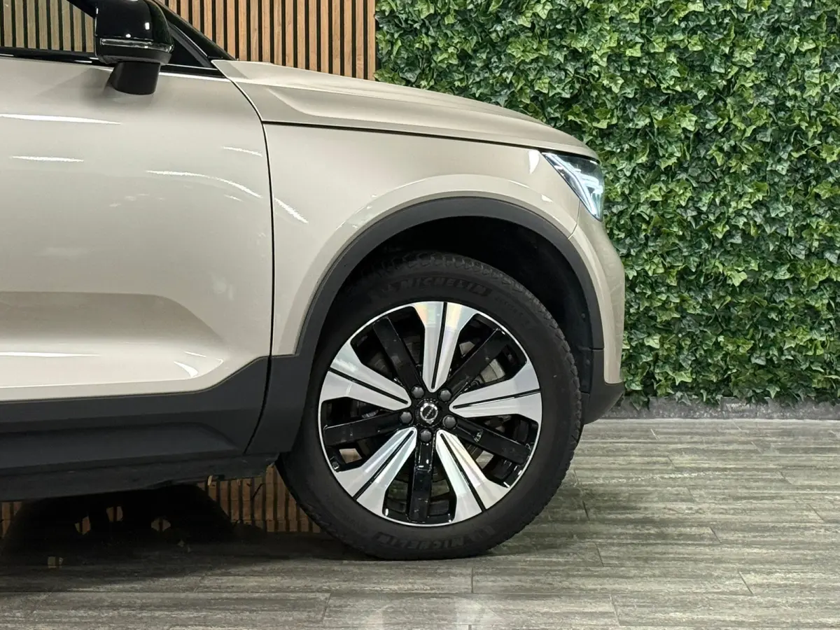 Plus 70 kWh | 96% SoH | All-season banden | Parkeercamera | Adaptieve Cruise Control | Pilot Assist | Stoel en Stuurwielverwarming | 19 Inch | Zitting verlenging voorstoelen | BLIS Dode Hoek