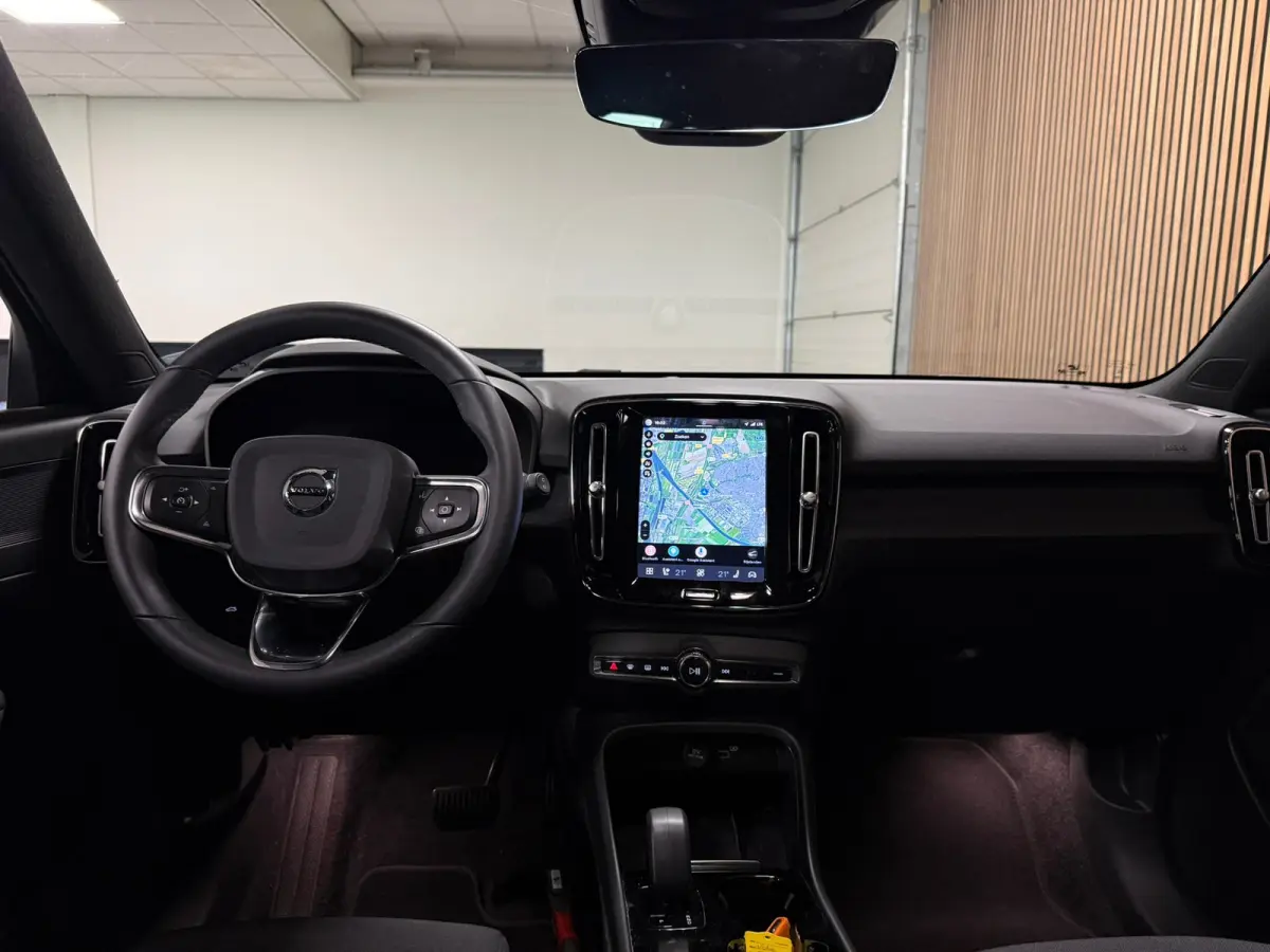 Plus 70 kWh | 96% SoH | All-season banden | Parkeercamera | Adaptieve Cruise Control | Pilot Assist | Stoel en Stuurwielverwarming | 19 Inch | Zitting verlenging voorstoelen | BLIS Dode Hoek