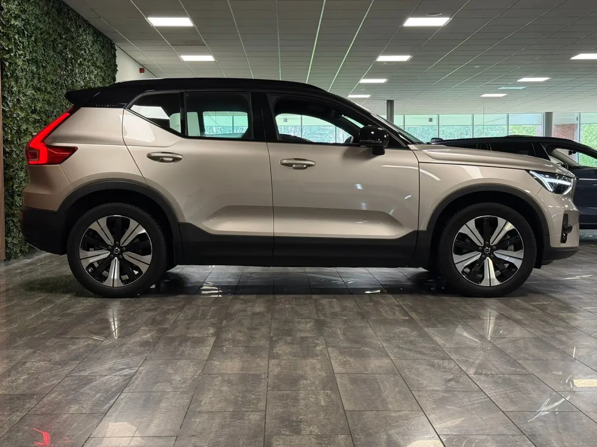Plus 70 kWh | 96% SoH | All-season banden | Parkeercamera | Adaptieve Cruise Control | Pilot Assist | Stoel en Stuurwielverwarming | 19 Inch | Zitting verlenging voorstoelen | BLIS Dode Hoek