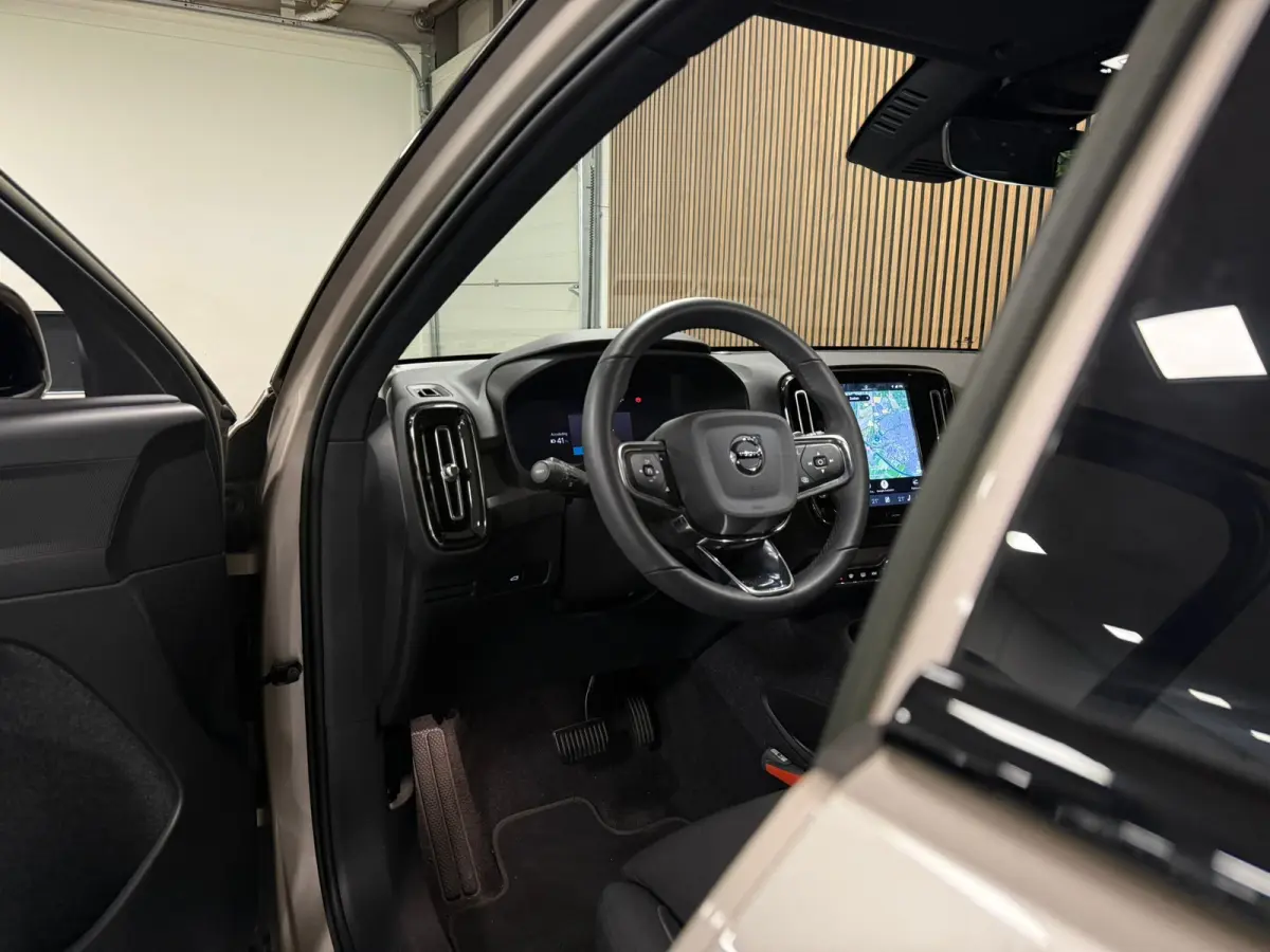 Plus 70 kWh | 96% SoH | All-season banden | Parkeercamera | Adaptieve Cruise Control | Pilot Assist | Stoel en Stuurwielverwarming | 19 Inch | Zitting verlenging voorstoelen | BLIS Dode Hoek