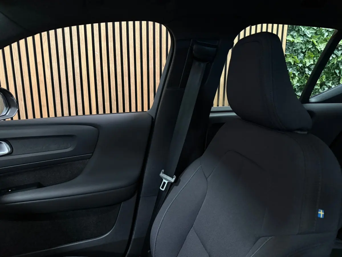 Plus 70 kWh | 96% SoH | All-season banden | Parkeercamera | Adaptieve Cruise Control | Pilot Assist | Stoel en Stuurwielverwarming | 19 Inch | Zitting verlenging voorstoelen | BLIS Dode Hoek