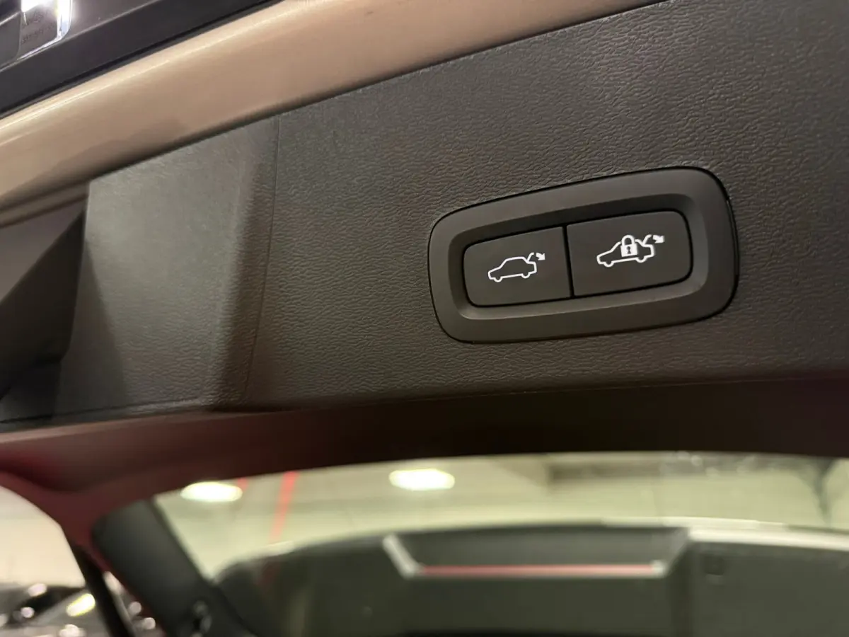 Plus 70 kWh | 96% SoH | All-season banden | Parkeercamera | Adaptieve Cruise Control | Pilot Assist | Stoel en Stuurwielverwarming | 19 Inch | Zitting verlenging voorstoelen | BLIS Dode Hoek