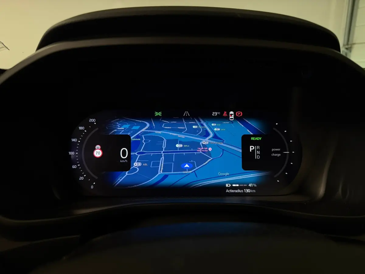 Plus 70 kWh | 96% SoH | All-season banden | Parkeercamera | Adaptieve Cruise Control | Pilot Assist | Stoel en Stuurwielverwarming | 19 Inch | Zitting verlenging voorstoelen | BLIS Dode Hoek