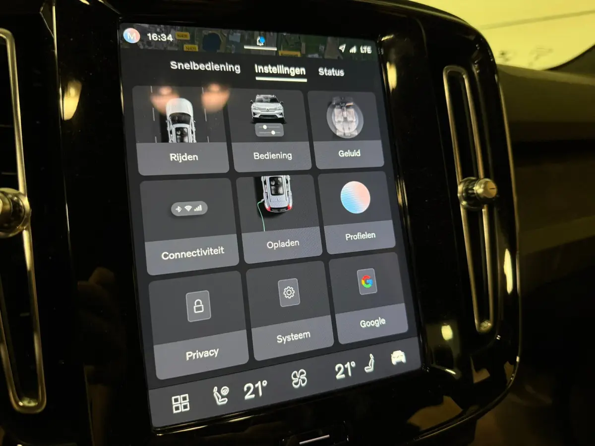 Plus 70 kWh | 96% SoH | All-season banden | Parkeercamera | Adaptieve Cruise Control | Pilot Assist | Stoel en Stuurwielverwarming | 19 Inch | Zitting verlenging voorstoelen | BLIS Dode Hoek