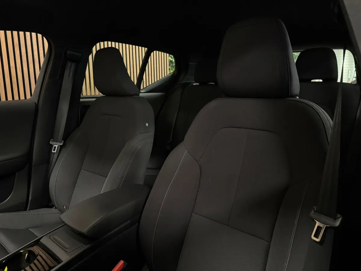Plus 70 kWh | 96% SoH | All-season banden | Parkeercamera | Adaptieve Cruise Control | Pilot Assist | Stoel en Stuurwielverwarming | 19 Inch | Zitting verlenging voorstoelen | BLIS Dode Hoek