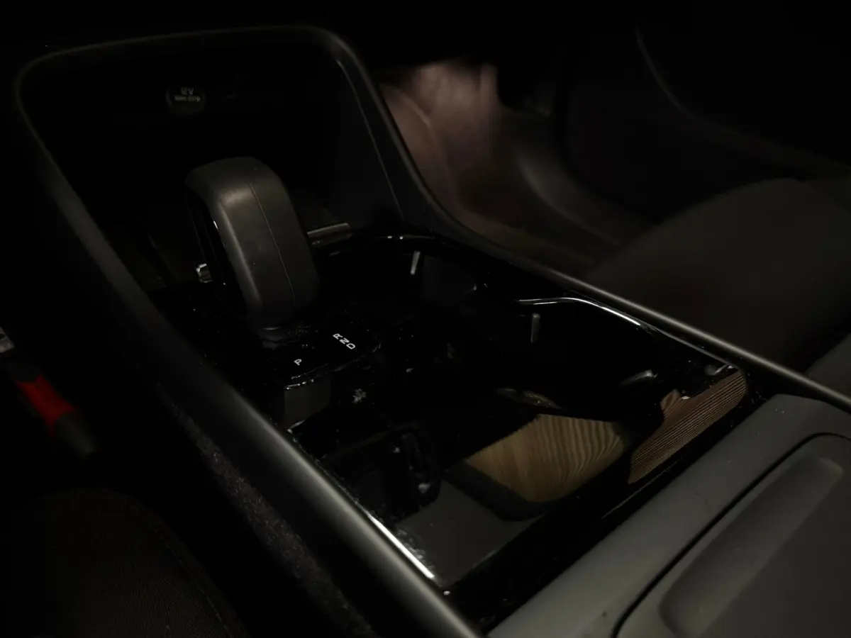 Plus 70 kWh | 96% SoH | All-season banden | Parkeercamera | Adaptieve Cruise Control | Pilot Assist | Stoel en Stuurwielverwarming | 19 Inch | Zitting verlenging voorstoelen | BLIS Dode Hoek