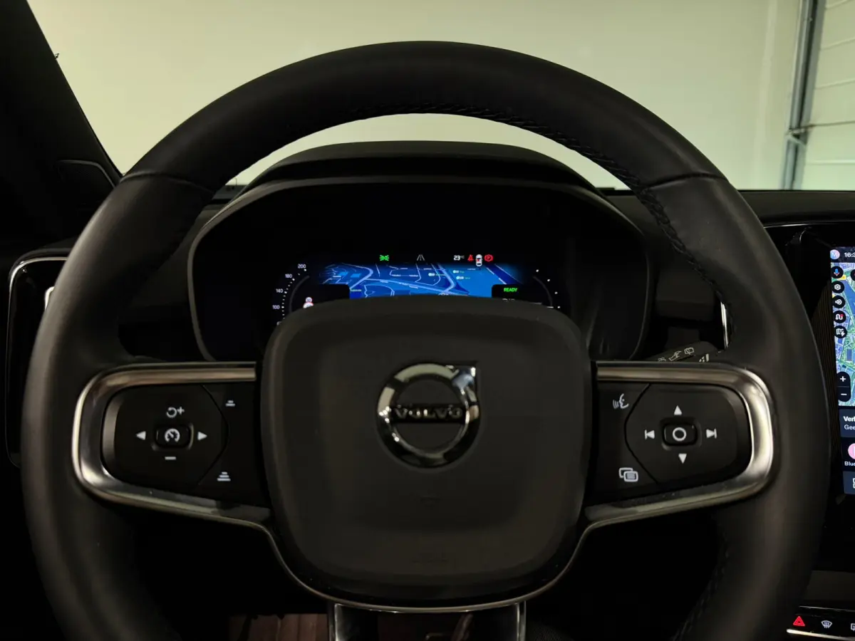 Plus 70 kWh | 96% SoH | All-season banden | Parkeercamera | Adaptieve Cruise Control | Pilot Assist | Stoel en Stuurwielverwarming | 19 Inch | Zitting verlenging voorstoelen | BLIS Dode Hoek