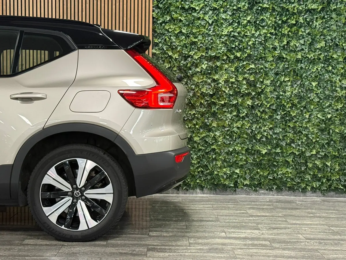 Plus 70 kWh | 96% SoH | All-season banden | Parkeercamera | Adaptieve Cruise Control | Pilot Assist | Stoel en Stuurwielverwarming | 19 Inch | Zitting verlenging voorstoelen | BLIS Dode Hoek