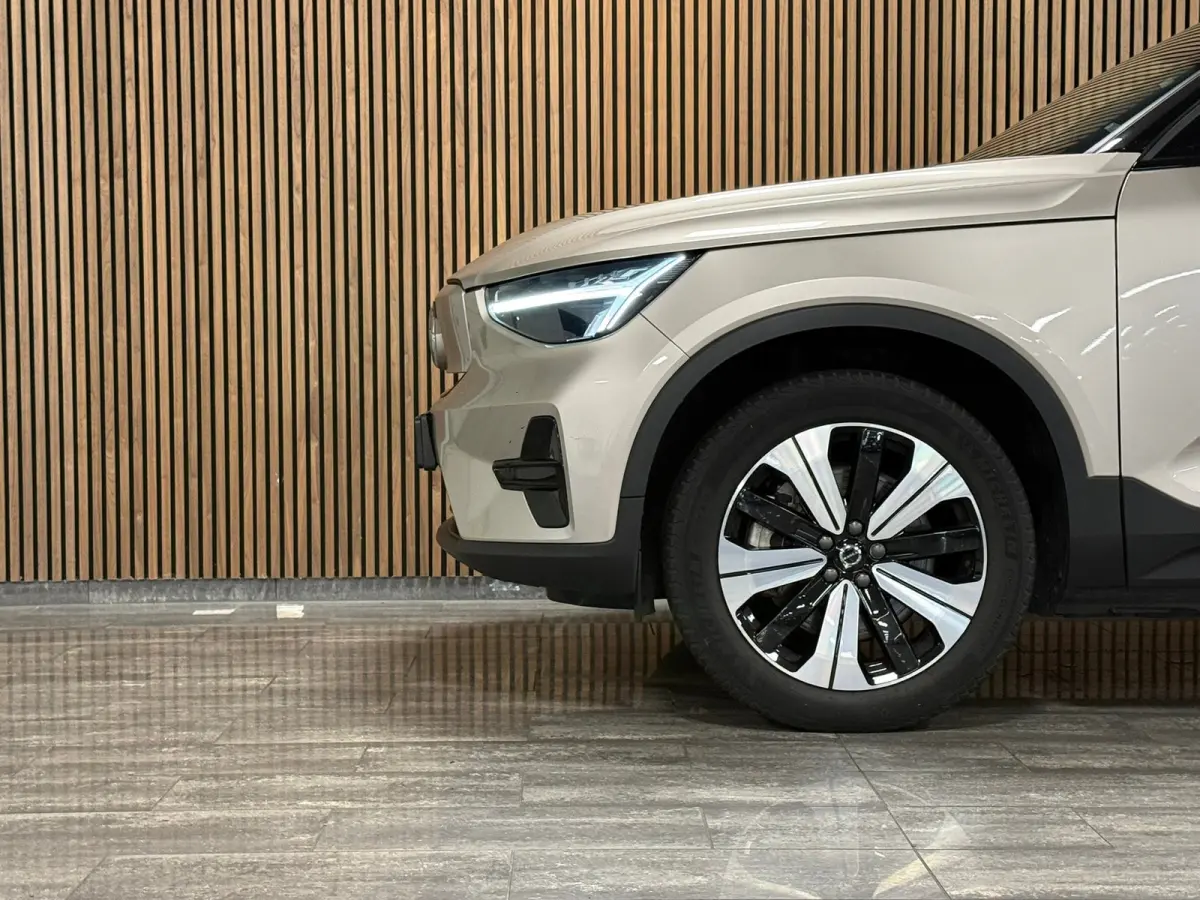 Plus 70 kWh | 96% SoH | All-season banden | Parkeercamera | Adaptieve Cruise Control | Pilot Assist | Stoel en Stuurwielverwarming | 19 Inch | Zitting verlenging voorstoelen | BLIS Dode Hoek