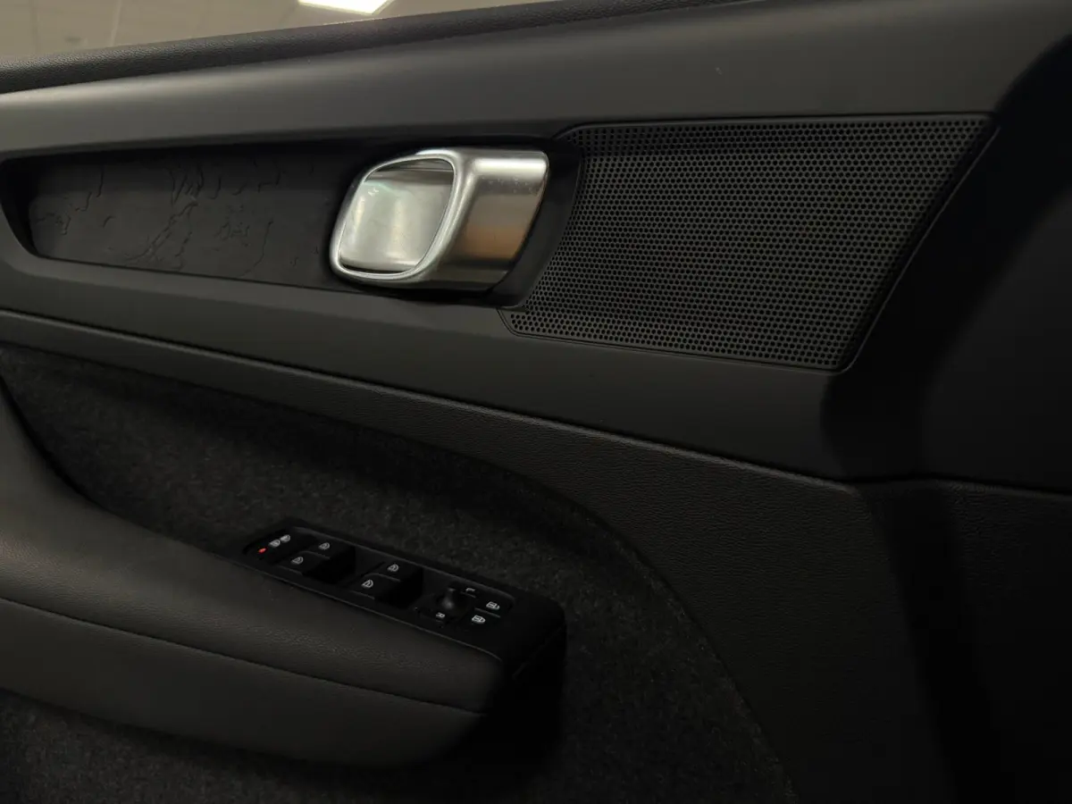 Plus 70 kWh | 96% SoH | All-season banden | Parkeercamera | Adaptieve Cruise Control | Pilot Assist | Stoel en Stuurwielverwarming | 19 Inch | Zitting verlenging voorstoelen | BLIS Dode Hoek