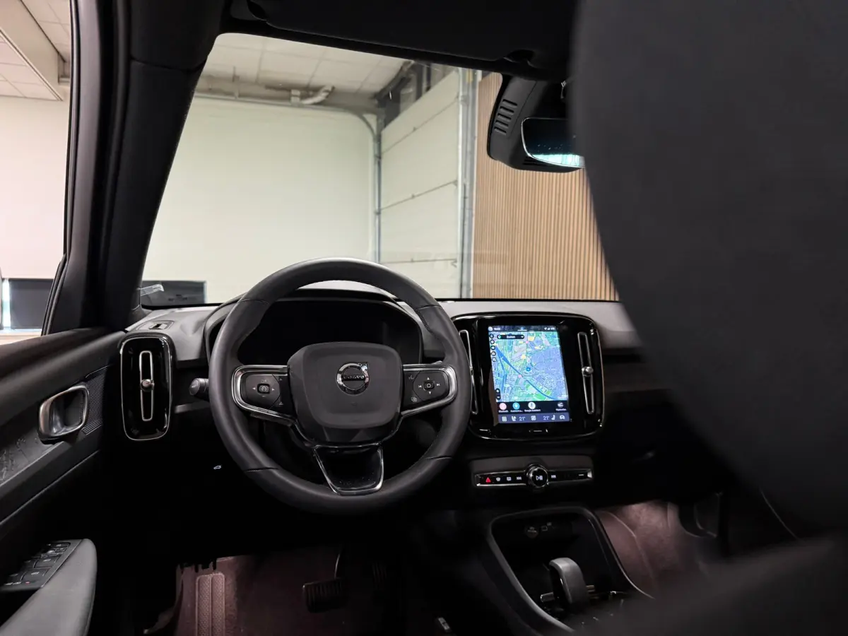 Plus 70 kWh | 96% SoH | All-season banden | Parkeercamera | Adaptieve Cruise Control | Pilot Assist | Stoel en Stuurwielverwarming | 19 Inch | Zitting verlenging voorstoelen | BLIS Dode Hoek