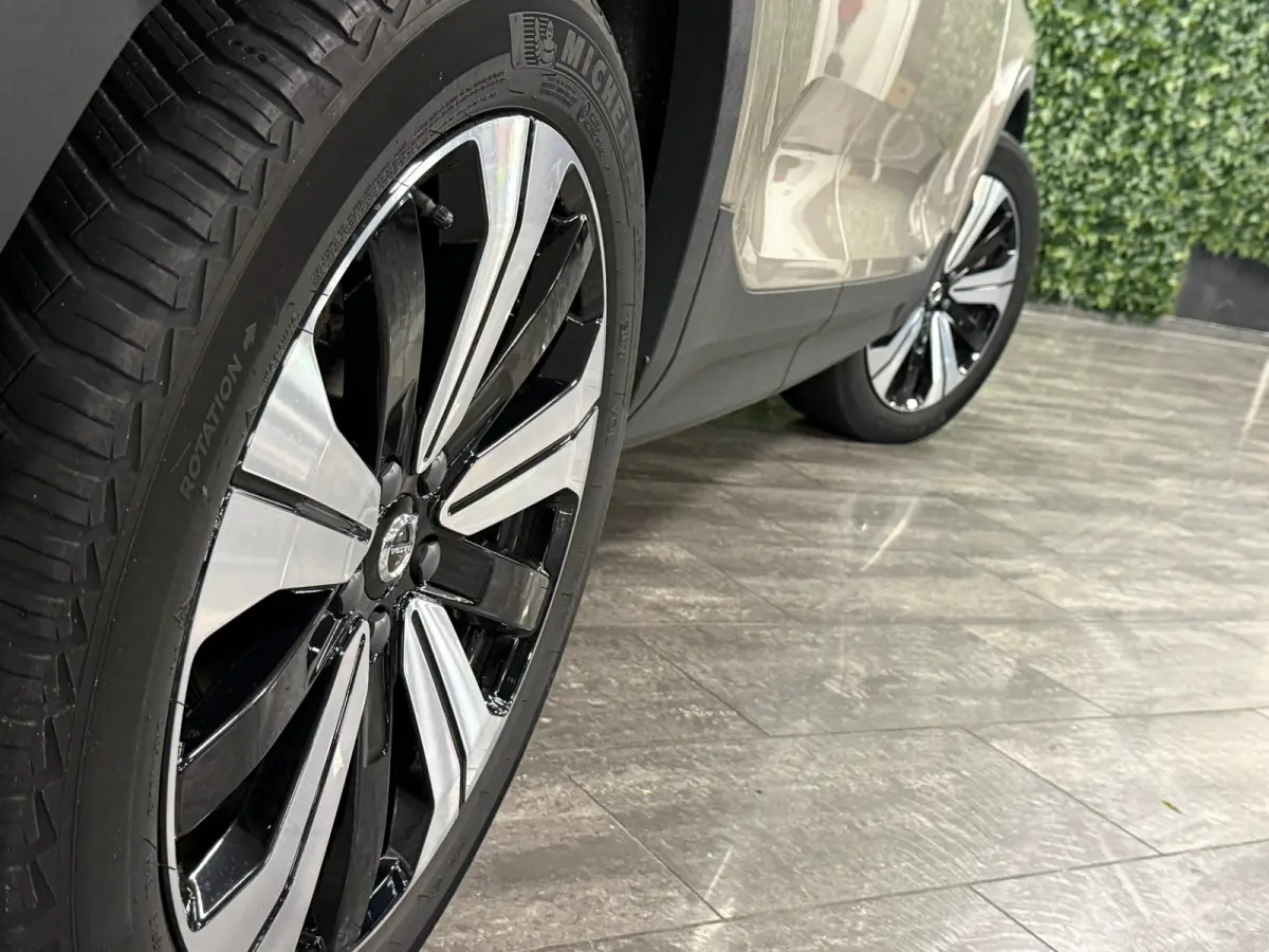 Plus 70 kWh | 96% SoH | All-season banden | Parkeercamera | Adaptieve Cruise Control | Pilot Assist | Stoel en Stuurwielverwarming | 19 Inch | Zitting verlenging voorstoelen | BLIS Dode Hoek