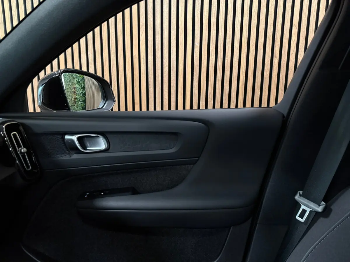 Plus 70 kWh | 96% SoH | All-season banden | Parkeercamera | Adaptieve Cruise Control | Pilot Assist | Stoel en Stuurwielverwarming | 19 Inch | Zitting verlenging voorstoelen | BLIS Dode Hoek