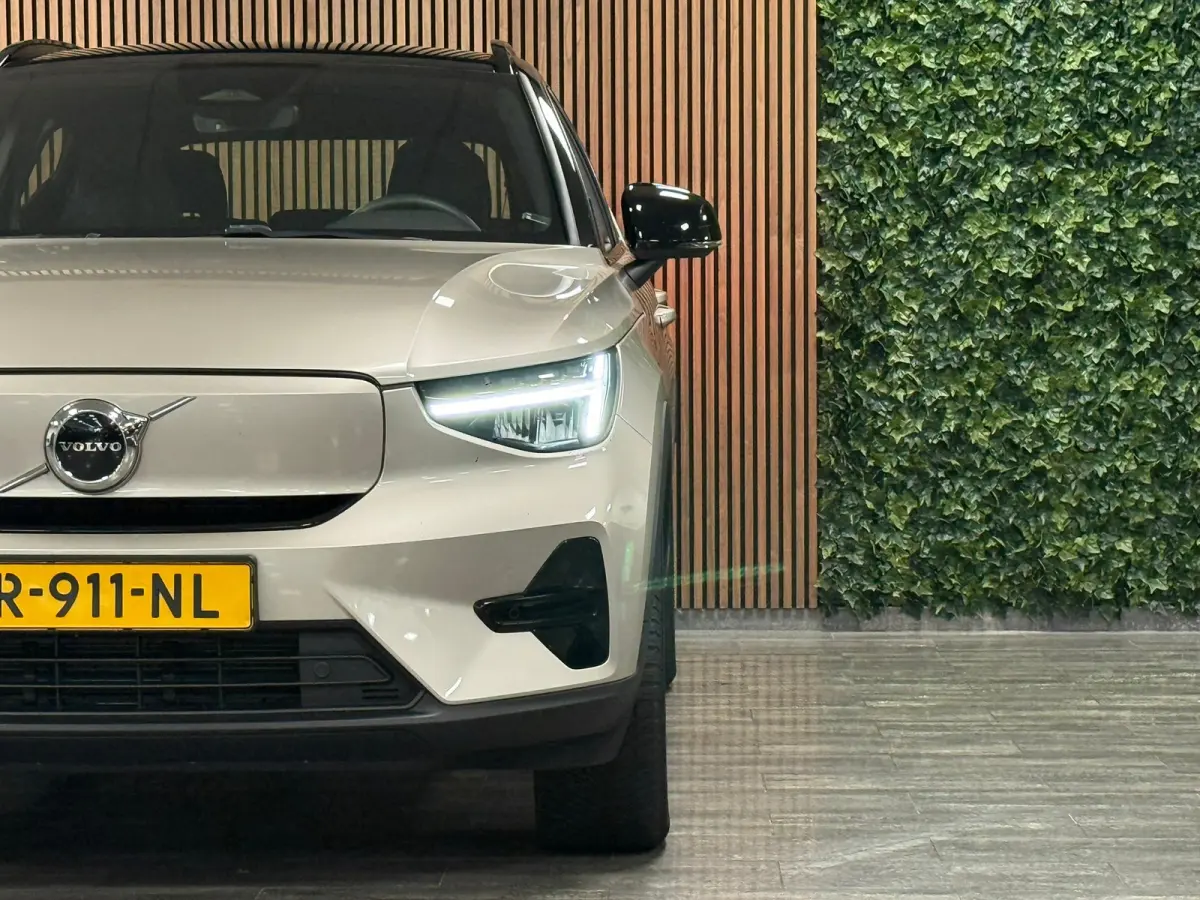 Plus 70 kWh | 96% SoH | All-season banden | Parkeercamera | Adaptieve Cruise Control | Pilot Assist | Stoel en Stuurwielverwarming | 19 Inch | Zitting verlenging voorstoelen | BLIS Dode Hoek