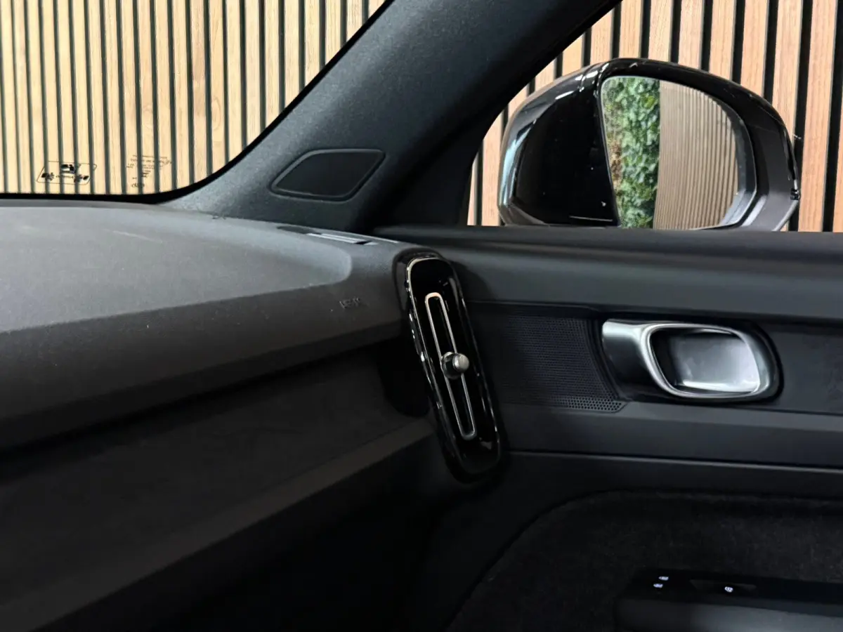 Plus 70 kWh | 96% SoH | All-season banden | Parkeercamera | Adaptieve Cruise Control | Pilot Assist | Stoel en Stuurwielverwarming | 19 Inch | Zitting verlenging voorstoelen | BLIS Dode Hoek