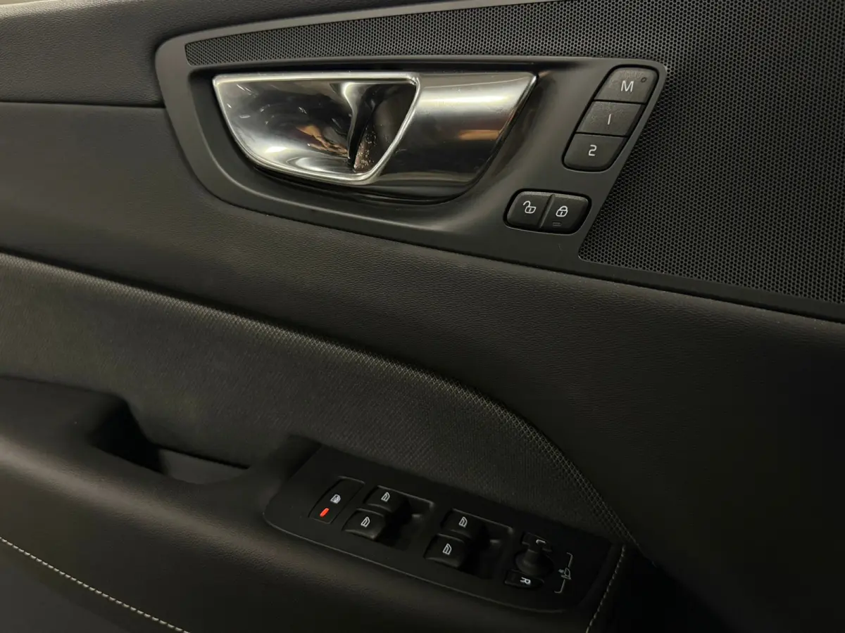 T8 AWD Recharge R-Design | Trekhaak | Parkeercamera | Schuifdak | Cruise Control | Stoelverwarming | Stuurwielverwarming | Schuifdak | Full LED Meesturende koplampen | Pilot Assist | BLIS Do